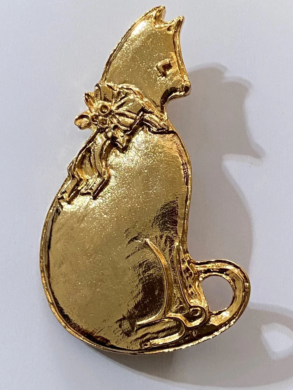 Vintage Vero goldtone cat brooch